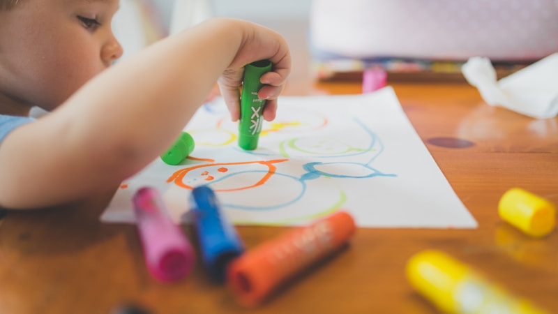 小学校で使うのはクーピーと色鉛筆どっち？違い・選び方・おすすめの決め方をやさしく解説
